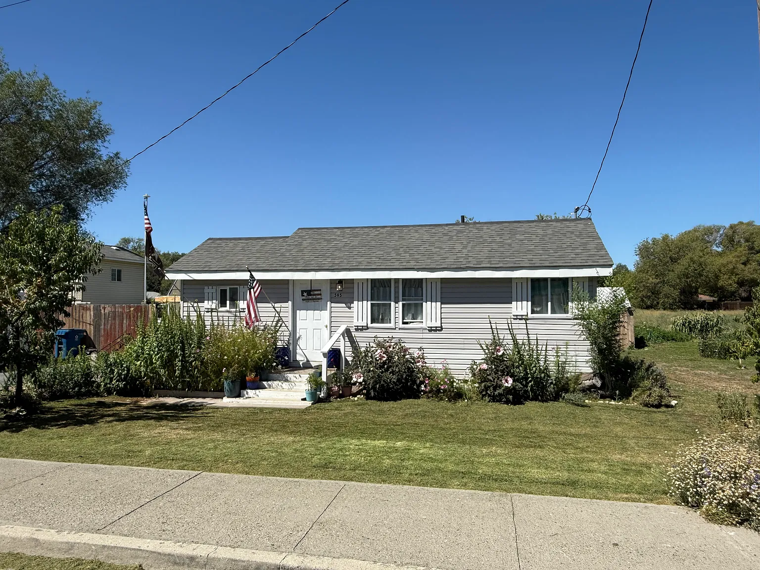 3 bed, 1.5 bath, 800 sqft, $1,400 — Photo 1