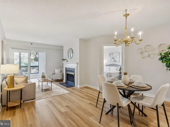 1050 N Taylor St #1-208, Arlington, VA 22201