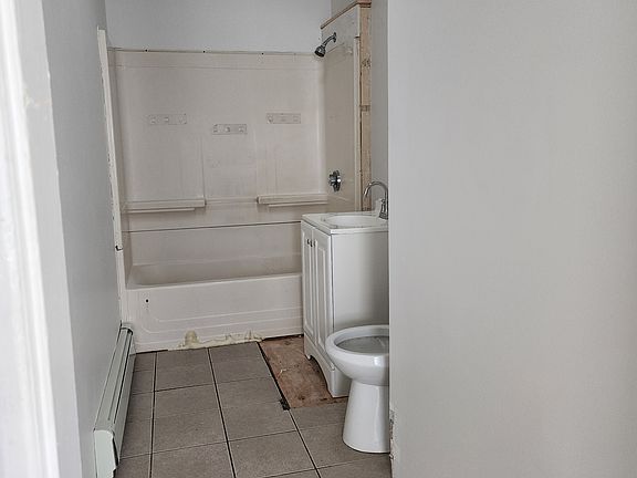 pic was taken just as work was being finished - the bathroom is now 100% complete
