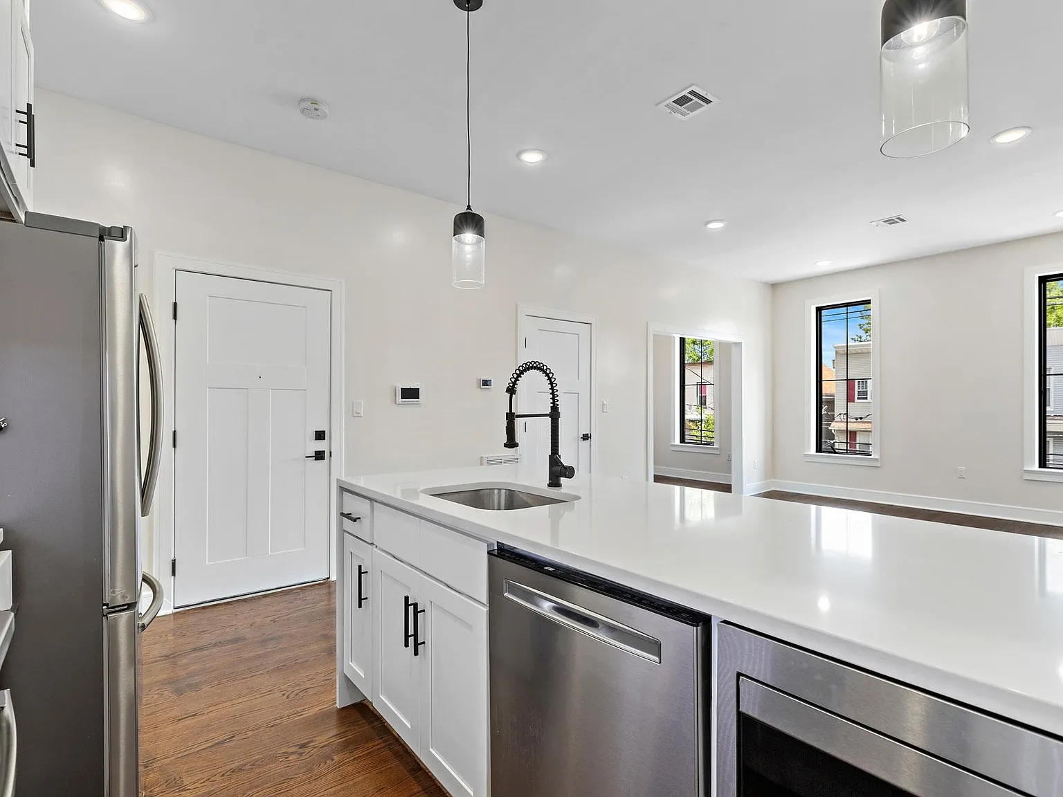 1 bed, 1.0 bath, 975 sqft, $3,000 — Photo 2