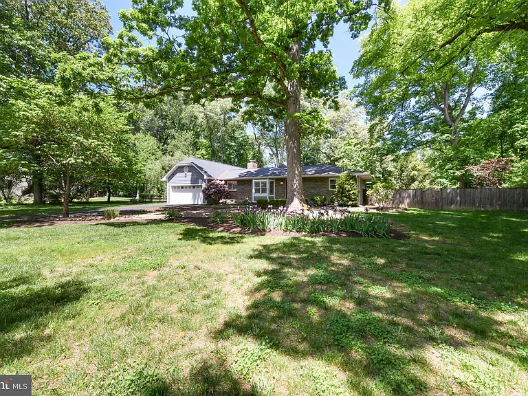 14 Oak Ln — Photo 58