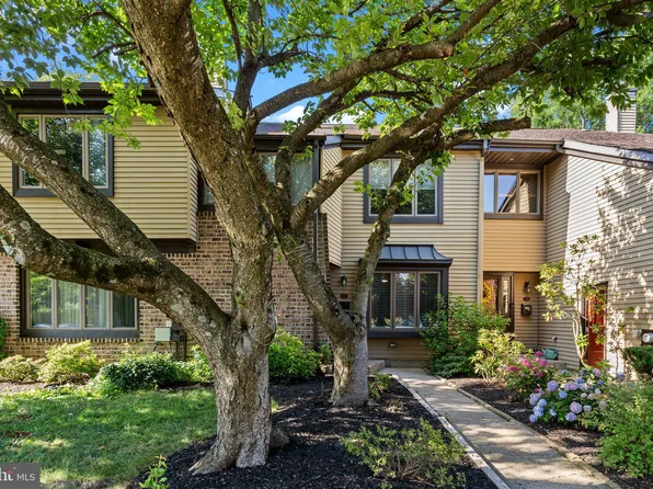 37 Essex Pl, Newtown, PA 18940