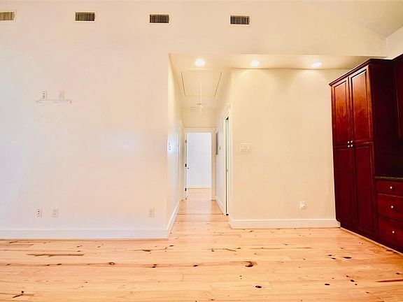 4th image of 420 W 17th St #A