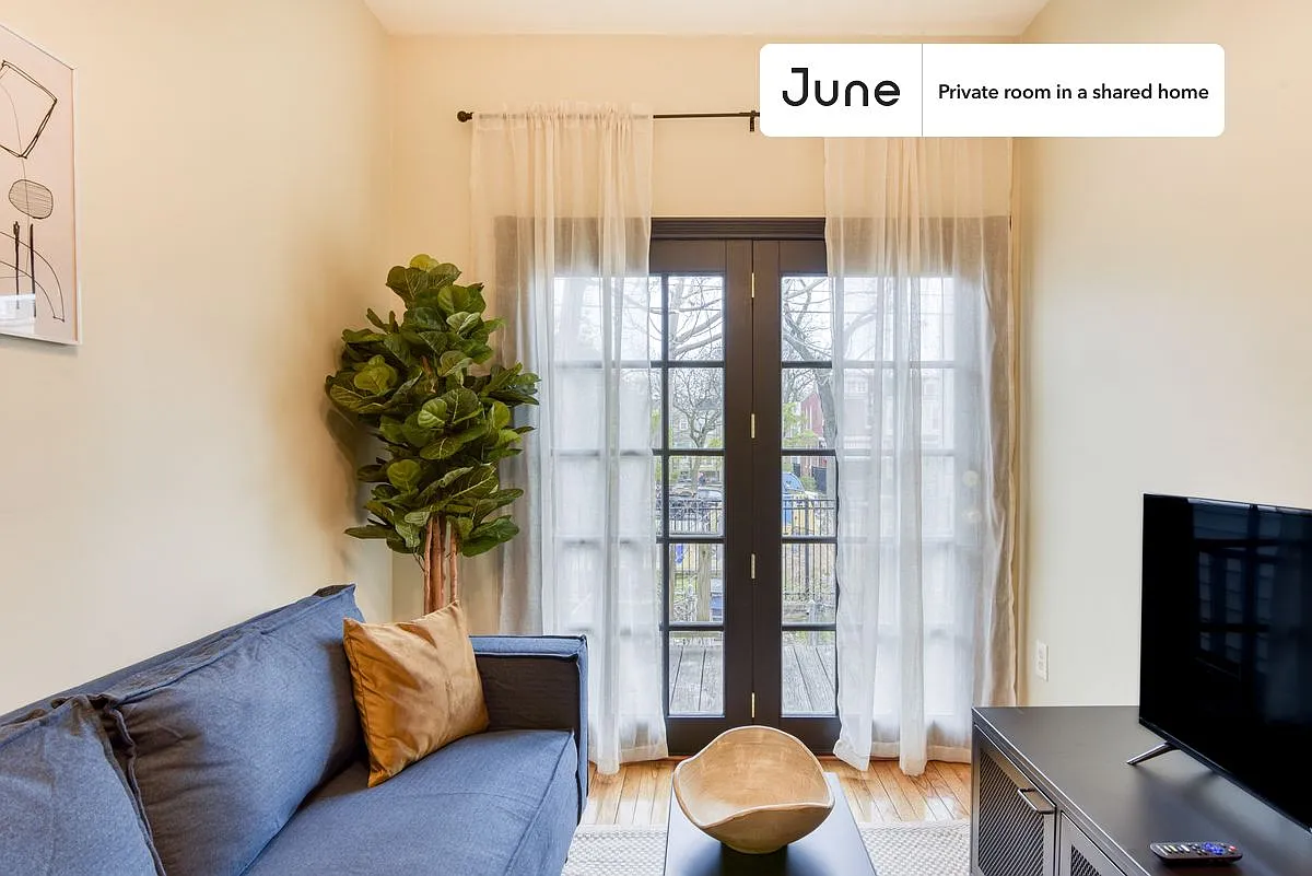 Queen bedroom in 5 bed/2 bath home in Columbia Heights #175 1B — Photo 3