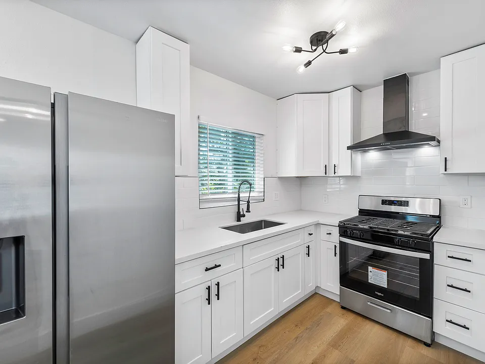 728 Cerritos Ave #6