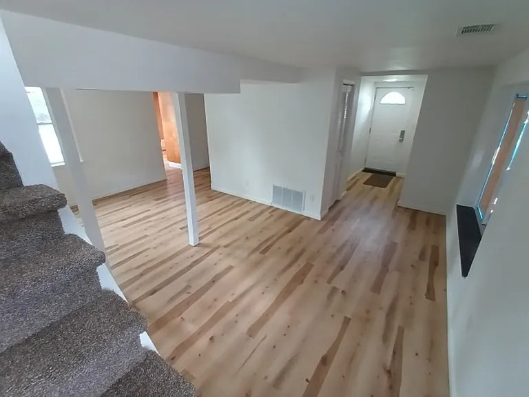 2044 Garrick Ave — Photo 12