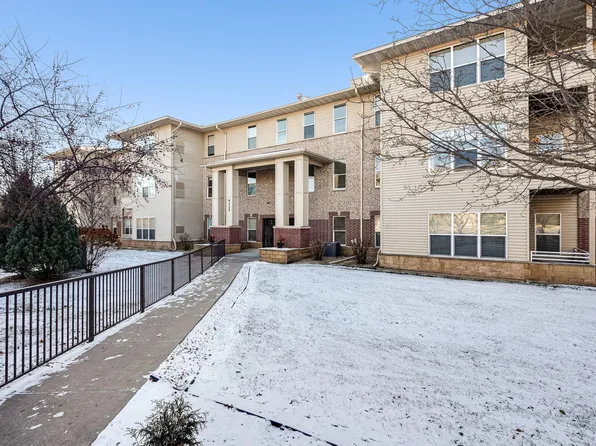 9225 Medicine Lake Rd APT 211B, Golden Valley, MN 55427