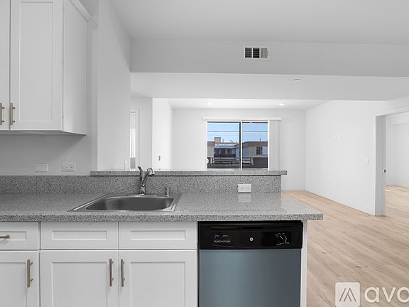 5th image of 15755 Saticoy St #308