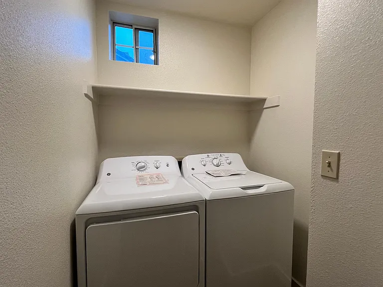 842 E Dana St — Photo 15