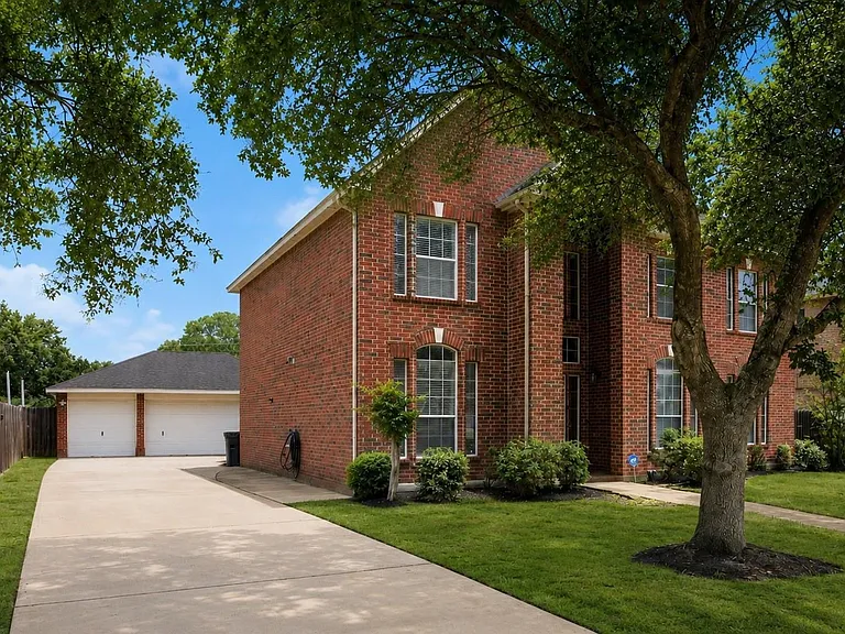 3821 Houston Lake Dr — Photo 2
