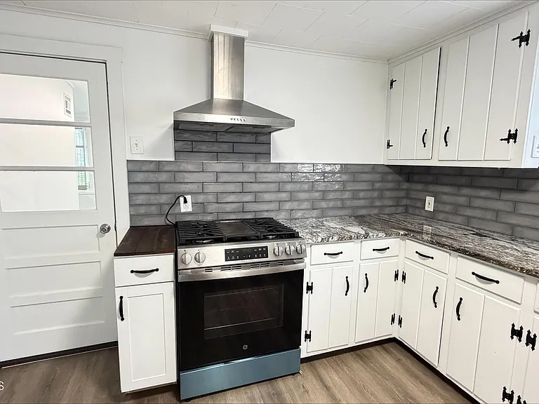 104 Burlington Ave — Photo 13