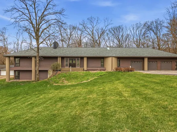 16379 Coventry Ln, Dubuque, IA 52001