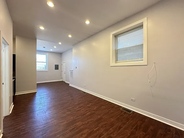 2944 W Montrose Ave #2 — Photo 11