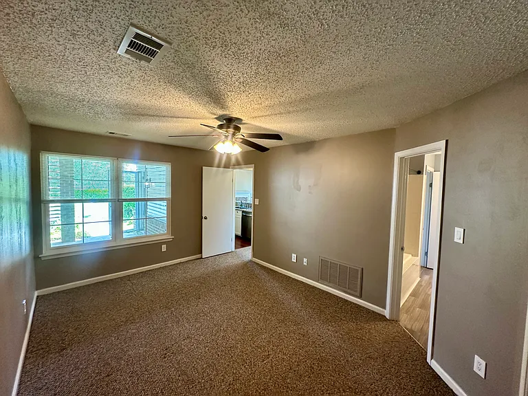 4044 Laurel Green Cir — Photo 32