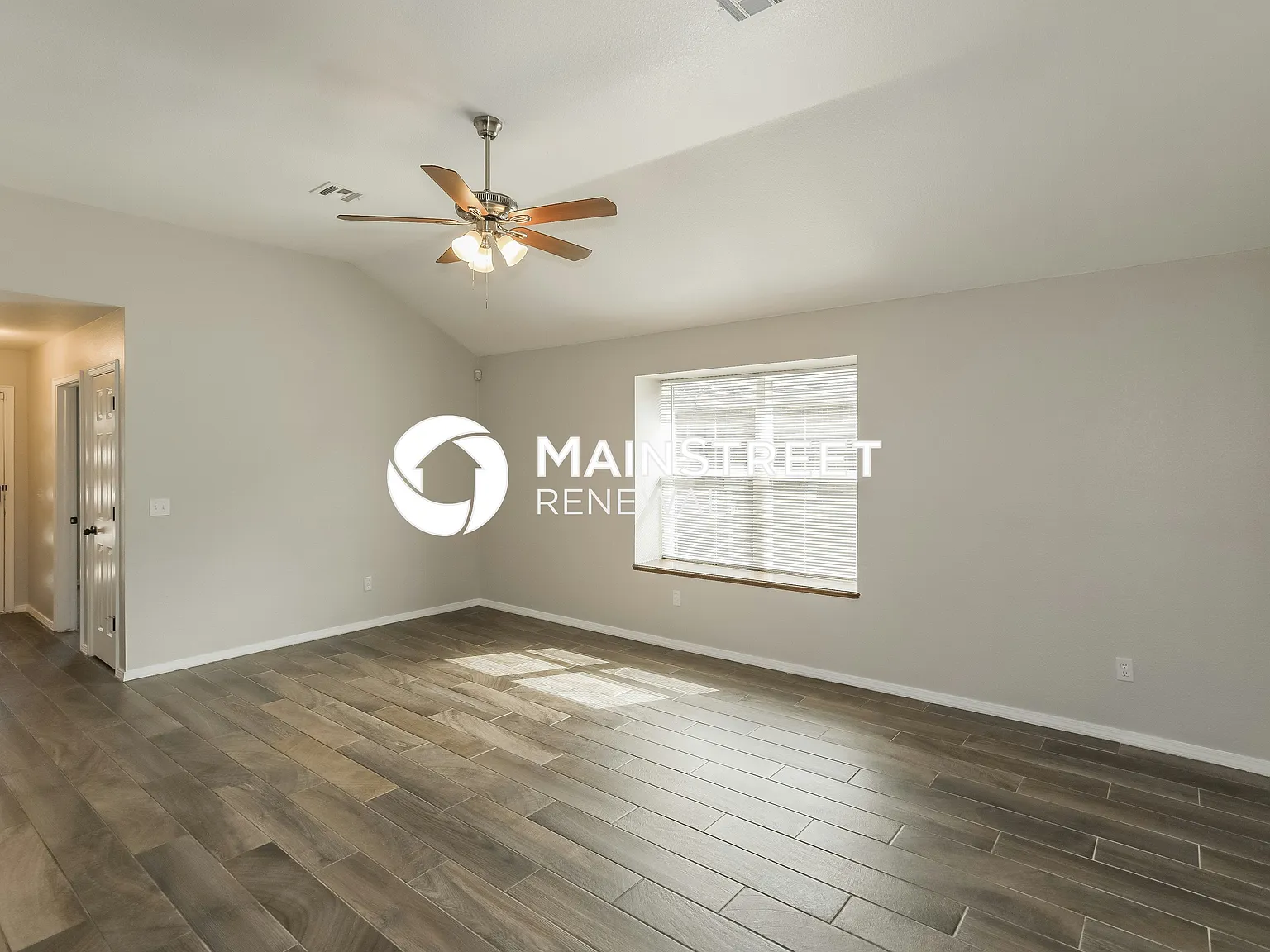 261 Cambridge Dr — Photo 2