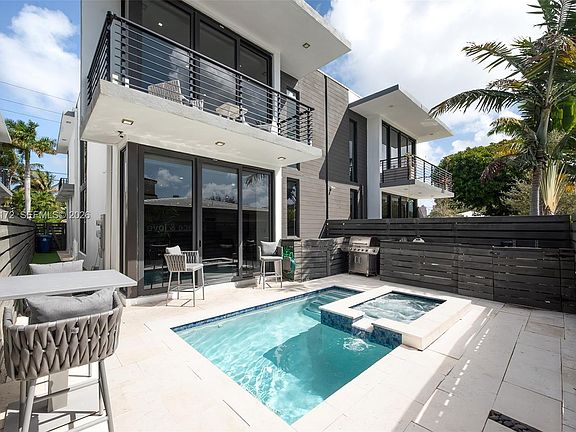 3rd image of 2516 NE 21st St #B