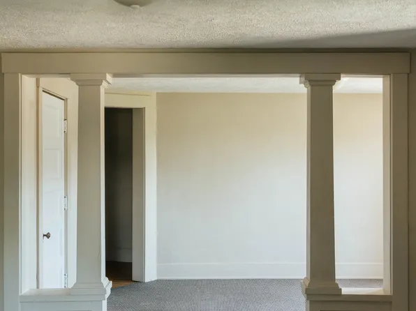 105 E 3rd St APT 3, Uhrichsville, OH 44683