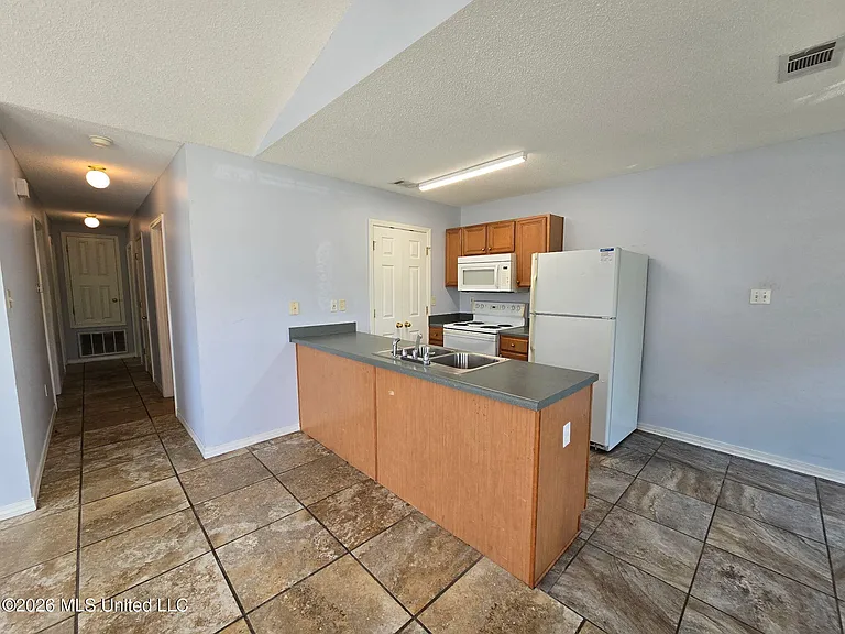 13200 Warren Dr — Photo 4