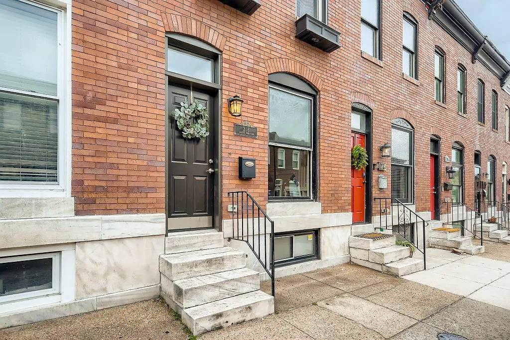 3 bed, 1032 sqft, $2,300 — Photo 1