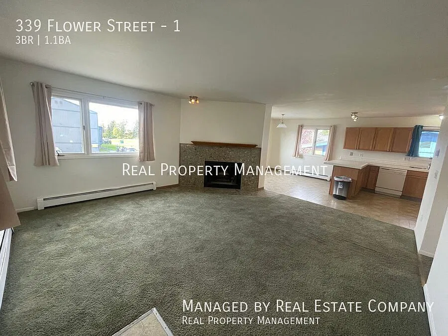 Eastside-Top-Floor Spacious 3 Bed w/ Carport and Washer/Dryer — Photo 4