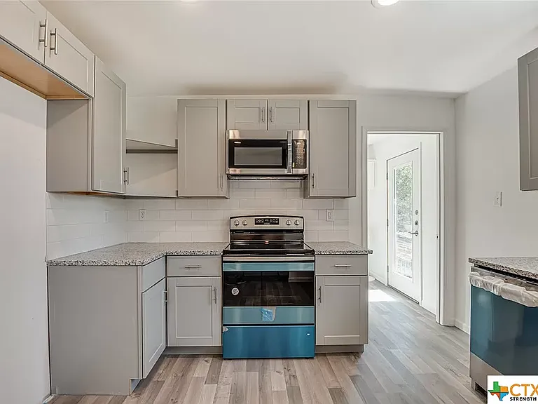 1668 Lakeview Dr — Photo 3