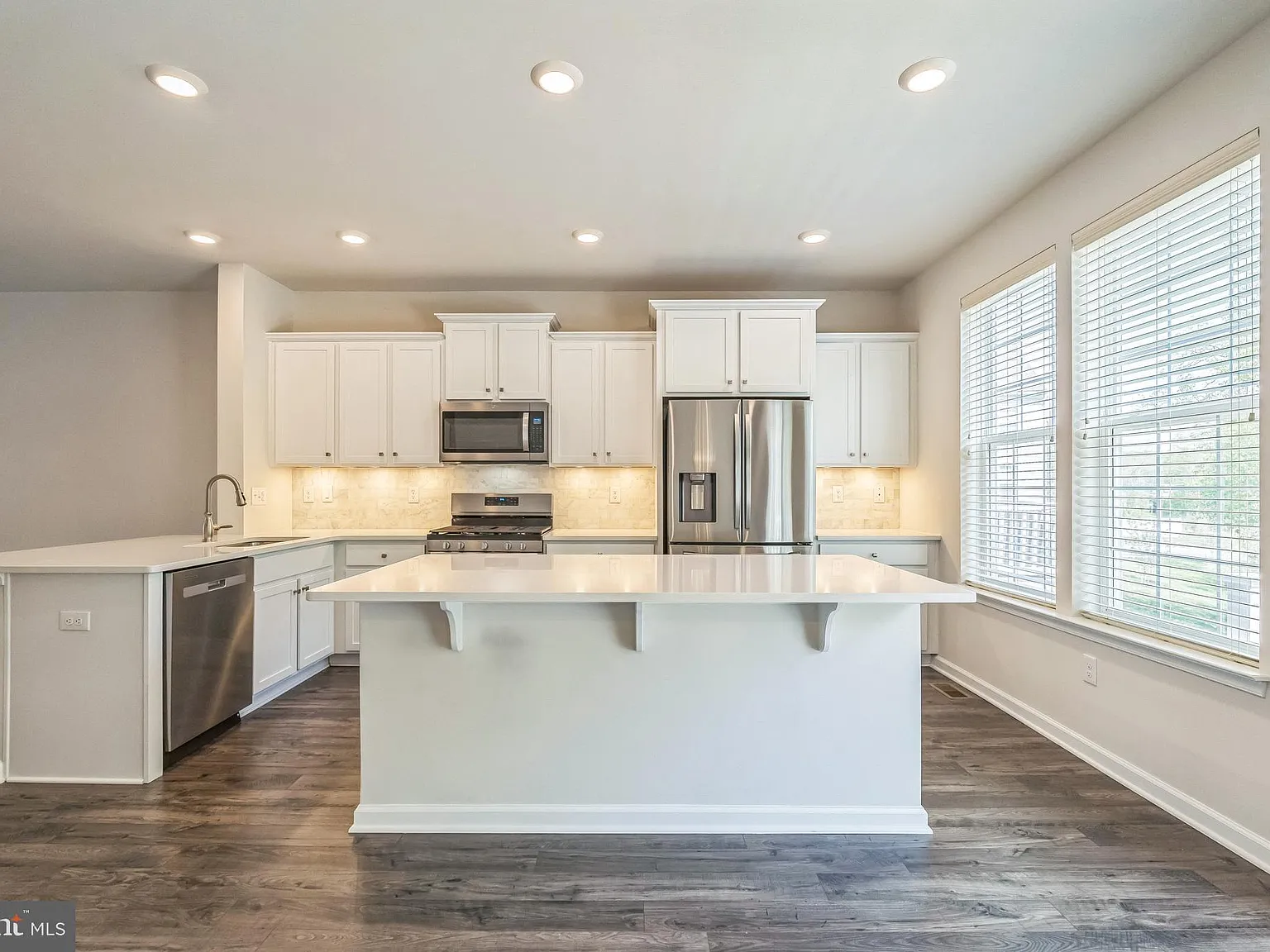 3 bed, 2.5 bath, 2290 sqft, $3,900 — Photo 3