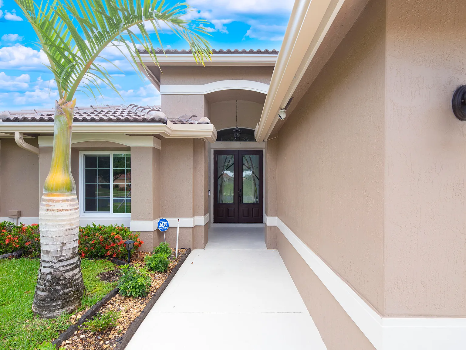 3 bed, 2.0 bath, 1799 sqft, $3,900 — Photo 4
