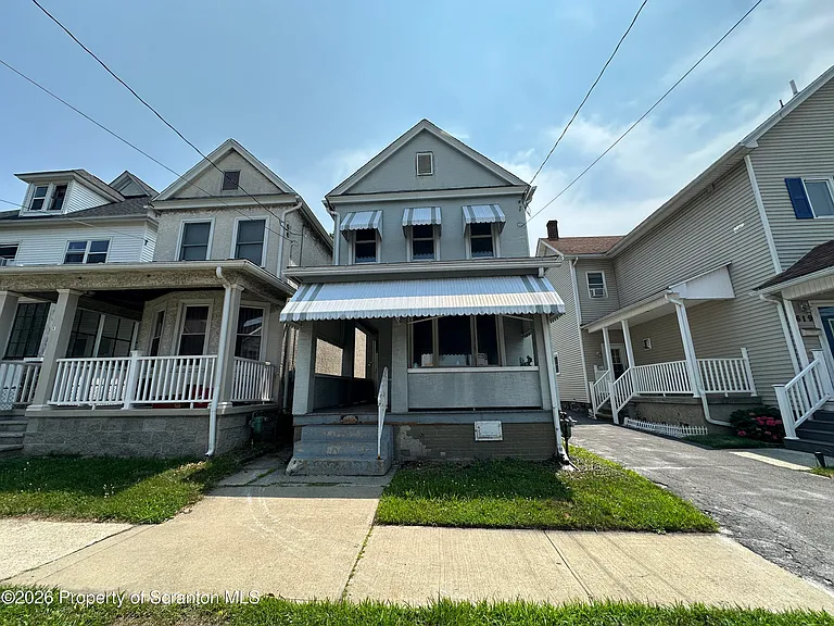 615 S Webster Ave — Photo 2