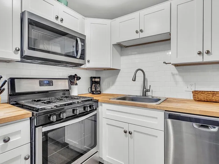 1621 Greenwood Ct — Photo 9