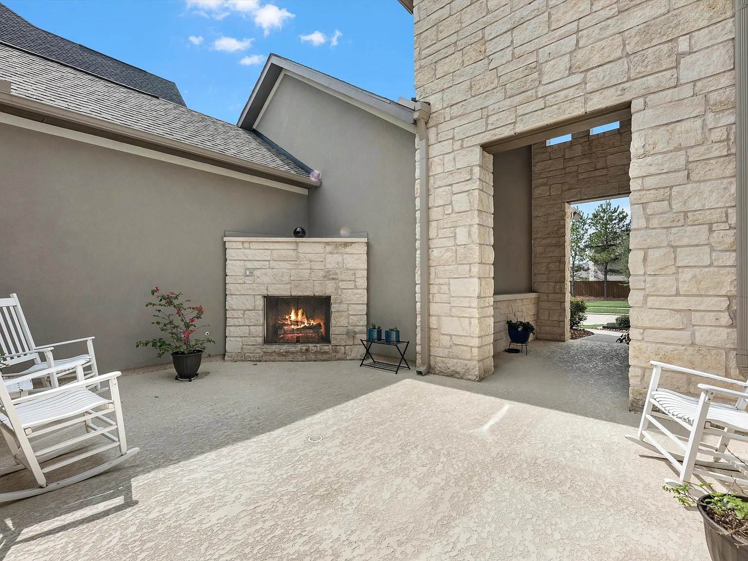 4 bed, 4.5 bath, 3899 sqft, $6,500 — Photo 4