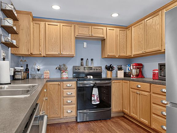 4th image of 1121 Leeson Ave
