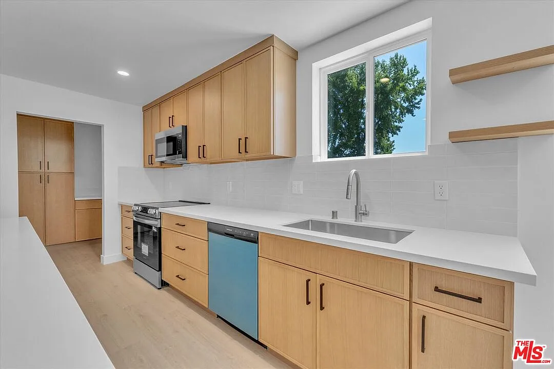 3 bed, 2.0 bath, 1400 sqft, $3,999 — Photo 3