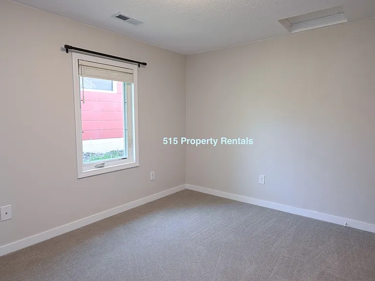 516 W Summit St — Photo 16