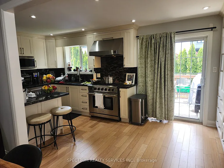 8 Munford Cres — Photo 2