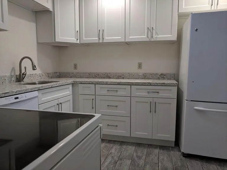 806 Arthur St — Photo 2