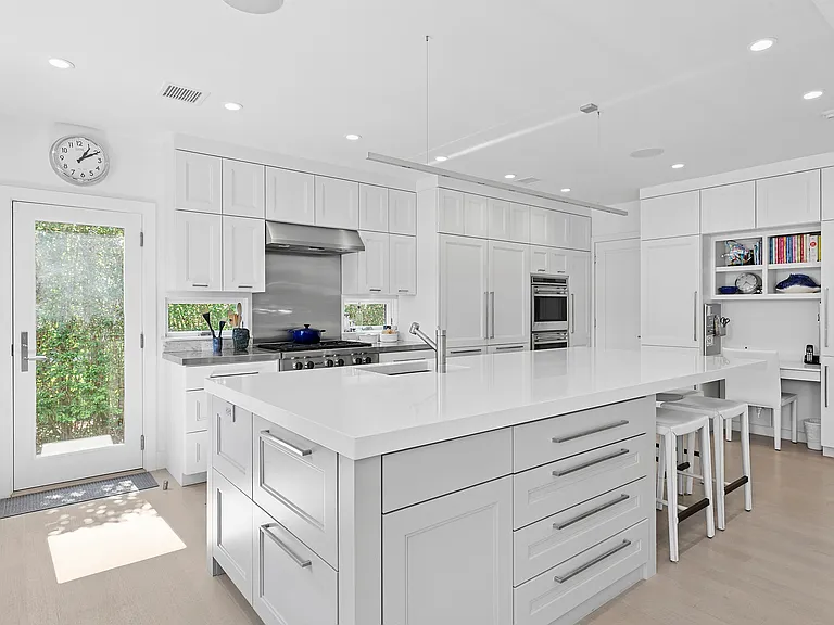 202 Halsey St — Photo 9