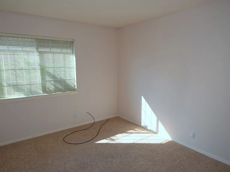 8615 Brighton Dr NE — Photo 12