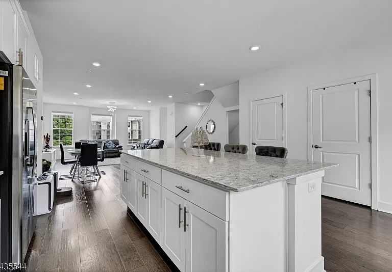 6 Martin Pl — Photo 17
