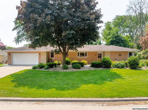 296 Willowbrook Dr, Mason City, IA 50401