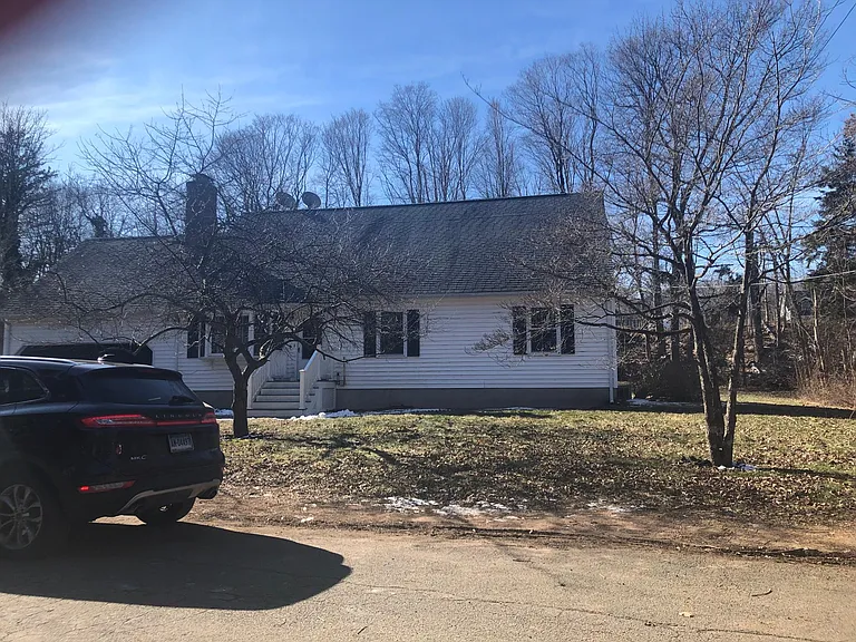 23 Hampshire Dr — Photo 2