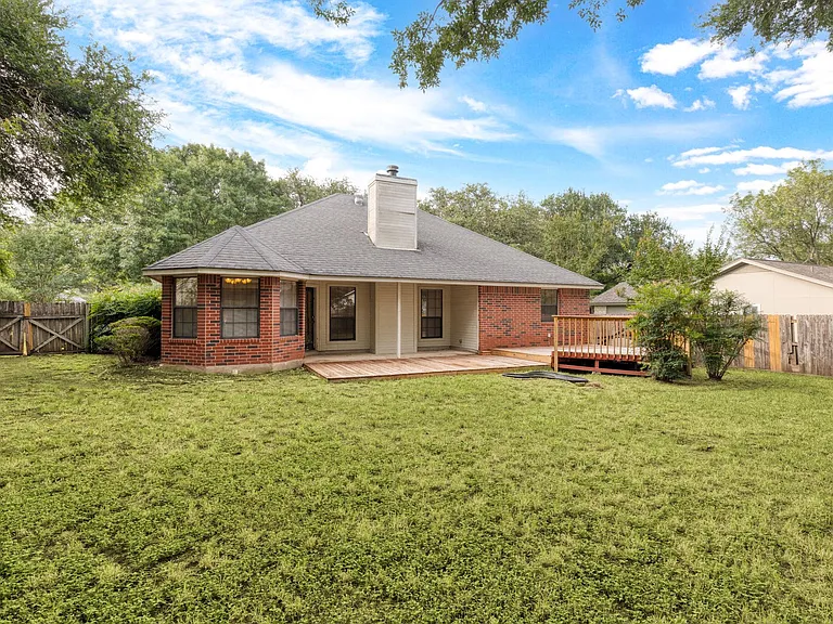 1502 Oak Knoll Ln — Photo 17