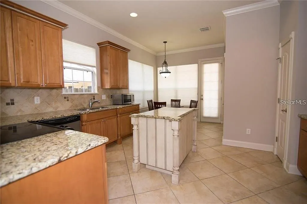 3 bed, 2.5 bath, 1728 sqft, $2,550 — Photo 2