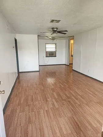 5913 S Santa Fe Ave — Photo 4