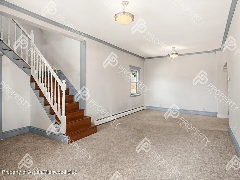 440 Whiteriver Ave — Photo 4