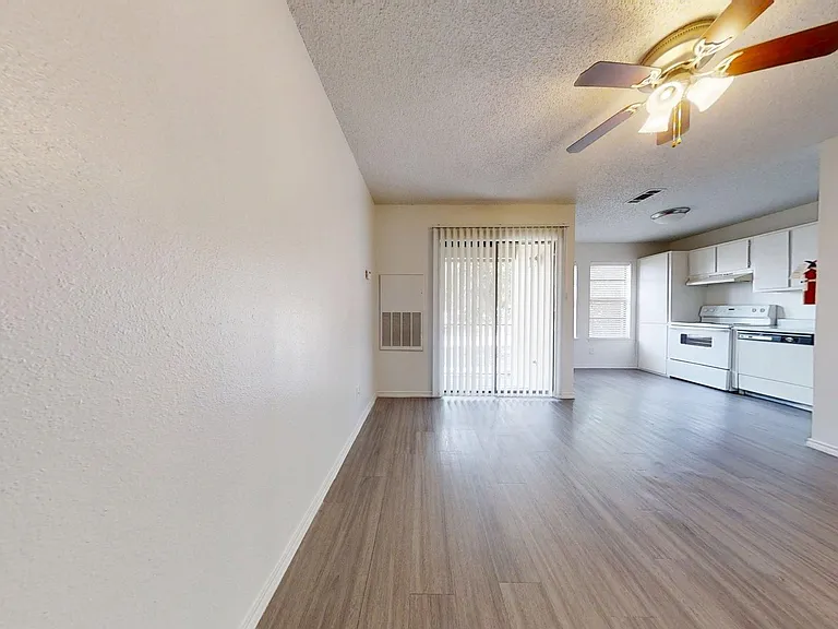 Stadium View Apartments — Photo 6