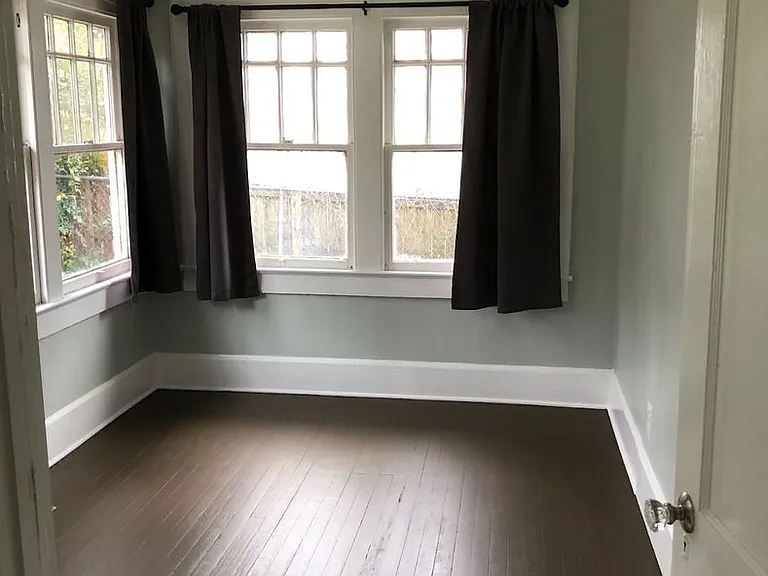 906 Queen St — Photo 11