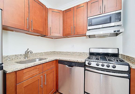 4th image of 502 W 139th St #32