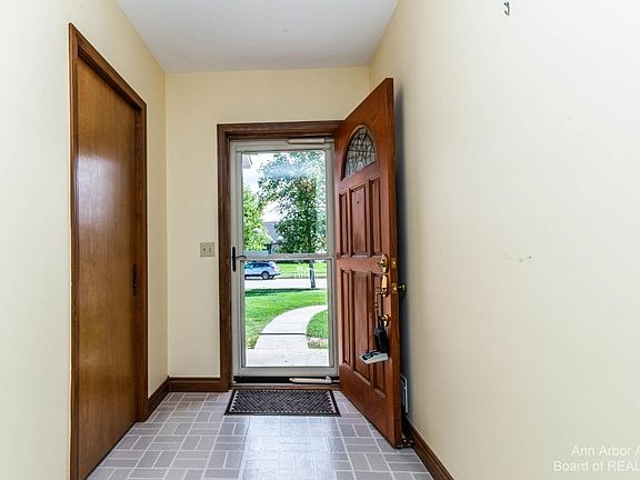 3rd image of 1461 Maplewood Dr