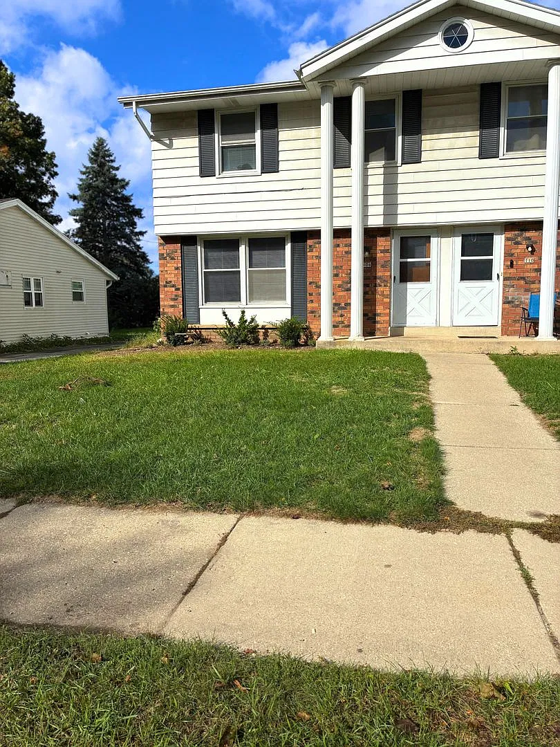 3 Bedroom/ 1.5 Bathroom Townhome for Rent - Waukesha, WI — Photo 1