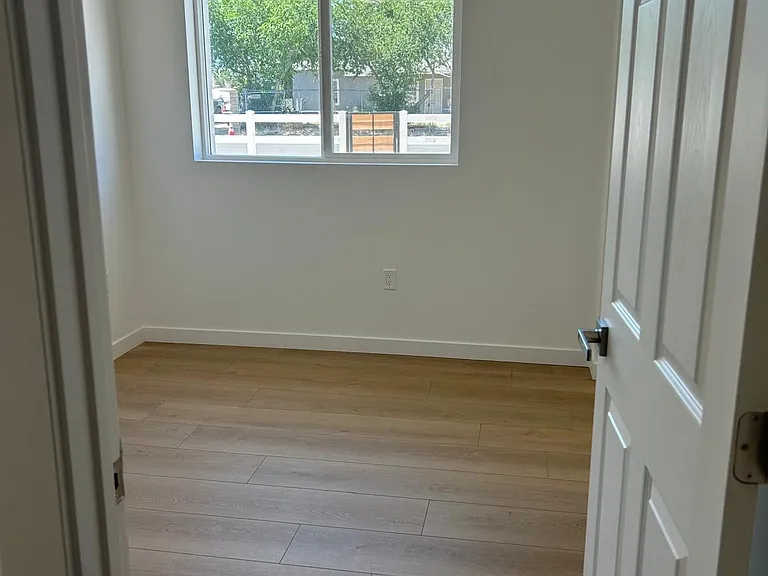 E Avenue T — Photo 10